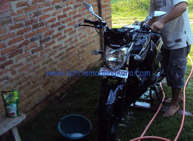 Merawat Body Motor Yamaha Byson sendiri mencuci dengan sabun cuci piring hehe