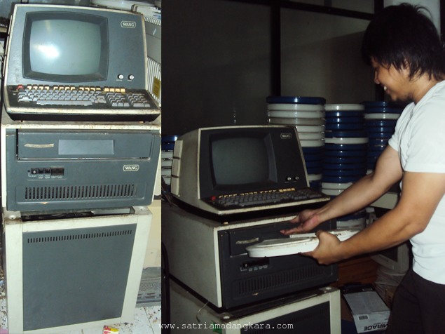 Saat mencoba memasukan disket pada komputer Wang