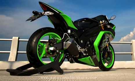 Aksesoris Modifikasi dan Body Kit Motor Kawasaki Ninja 250 Warna Black - Green